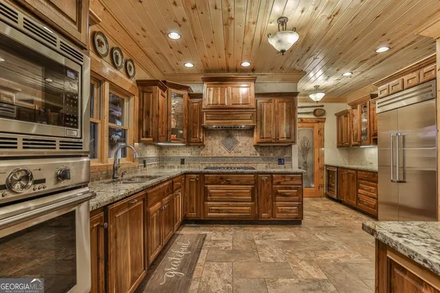 a view of a livingroom with furniture window and outside view