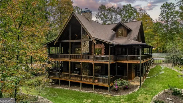 a view of a pathway with a yard