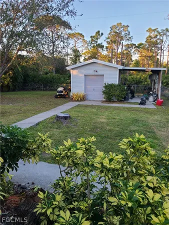 a view of a backyard