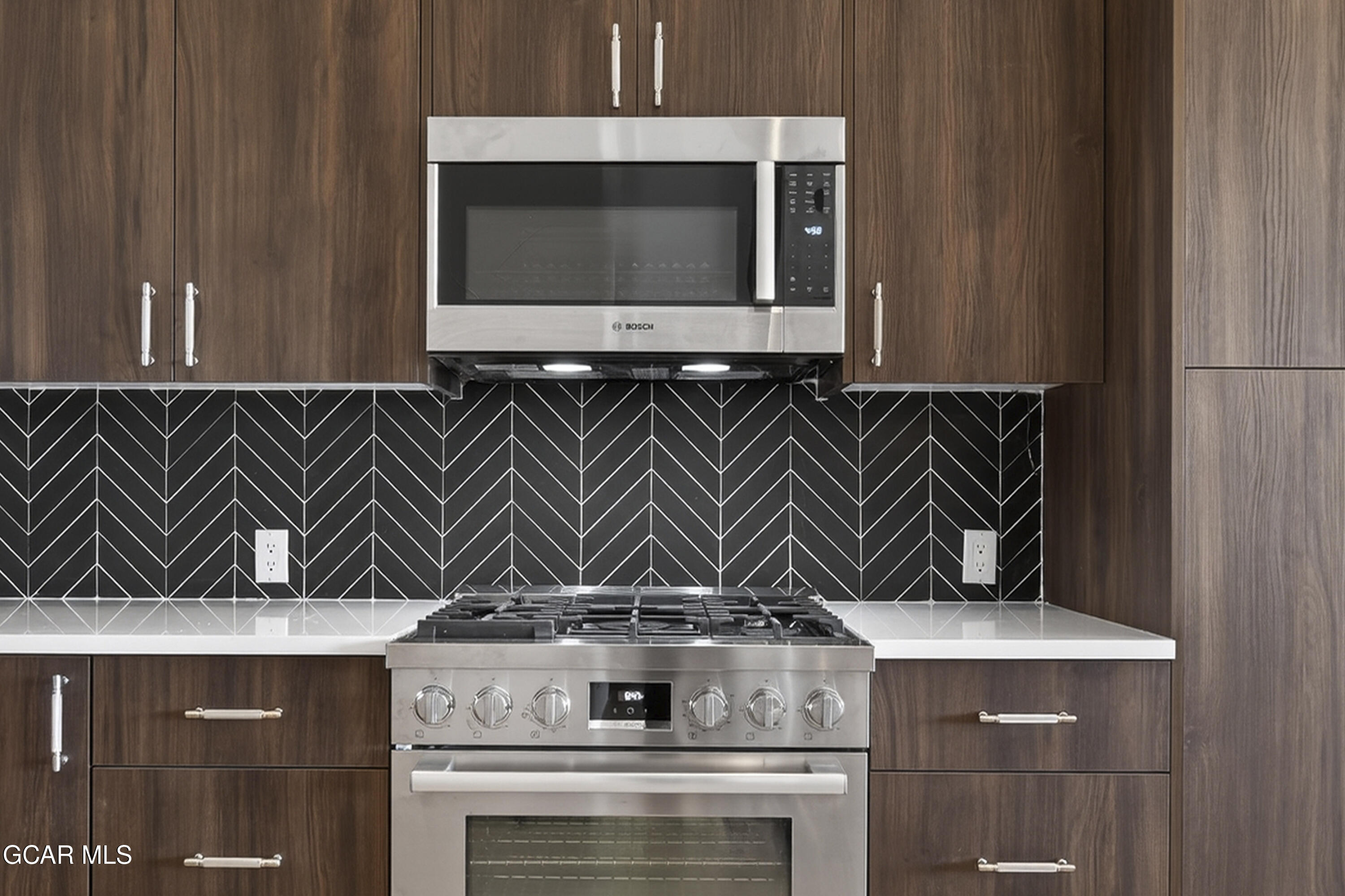 178 Eagle Ridge Drive Granby, CO 80446 - Photo 16 of 45 a stove top oven sitting inside of a kitchen