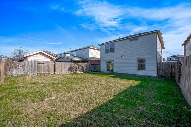 a view of a house with backyard and garden