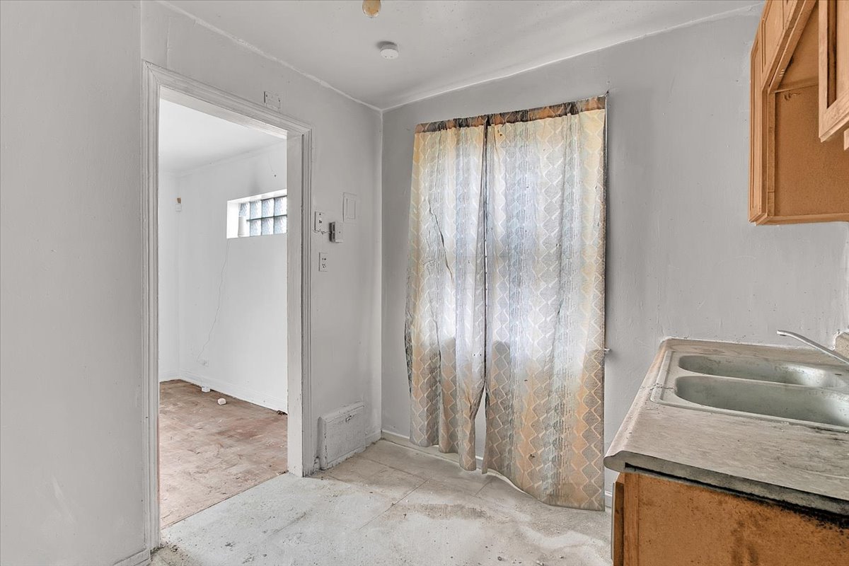 9846 South Calhoun Avenue Chicago, IL 60617 - Photo 9 of 19