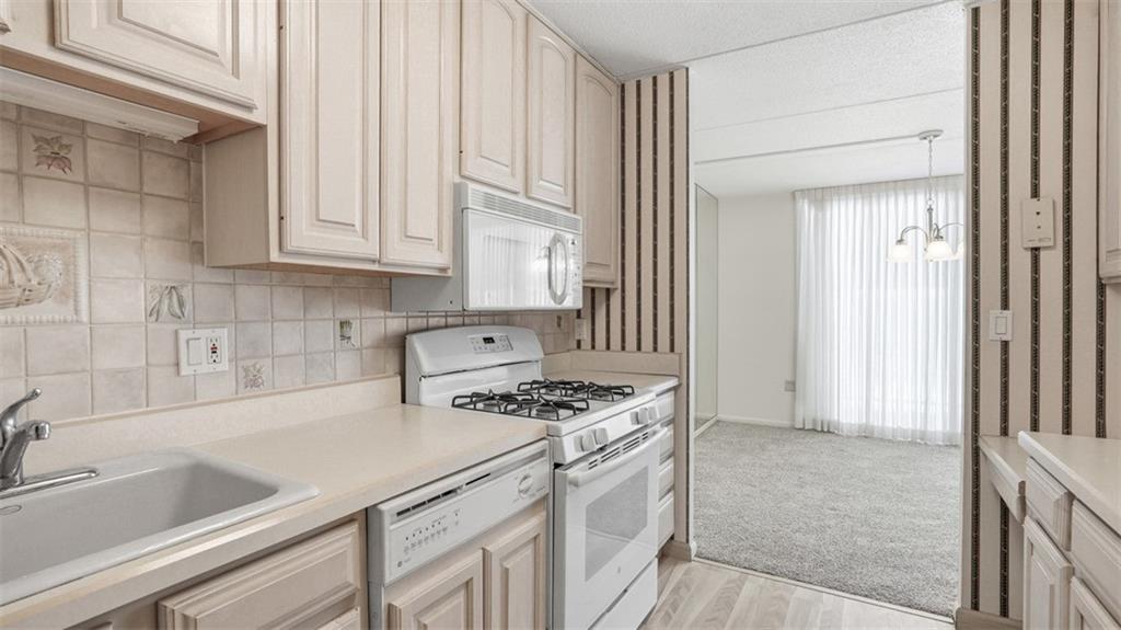 1160 Bower Hill Road, Unit 716A Mt. Lebanon, PA 15243 - Photo 23 of 36 Kitchen