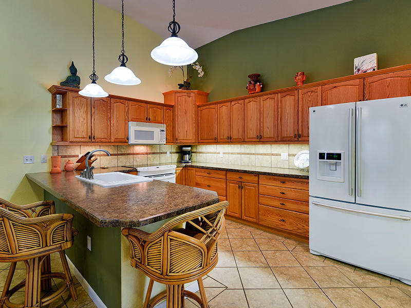 11 Abaco Road Key Largo, FL 33037 - Photo 5 of 15 Kitchen with Breakfast Bar