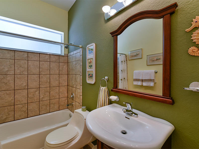 11 Abaco Road Key Largo, FL 33037 - Photo 10 of 15 Guest Bathroom