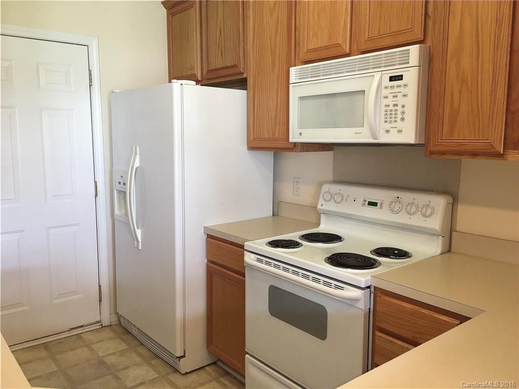3062 Priory Ridge Drive Fort Mill, SC 29707 - Photo 4 of 24 a kitchen with a stove and a refrigerator