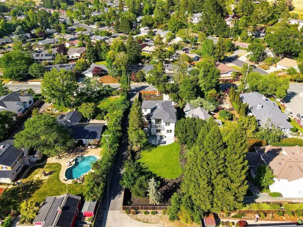 $2,499,000 | 1066 Larch Avenue, Moraga, CA 94556