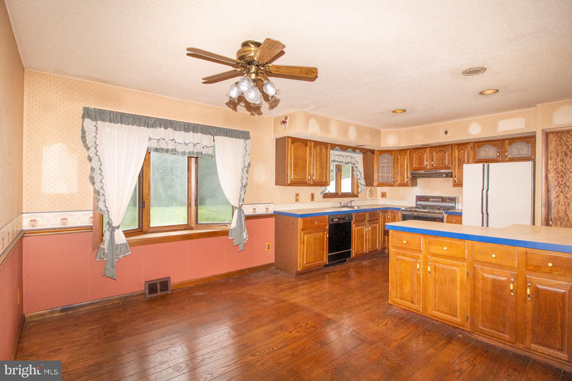 9951 Hardy Road Philadelphia, PA 19115 - Photo 4 of 22 Gallery Image 4