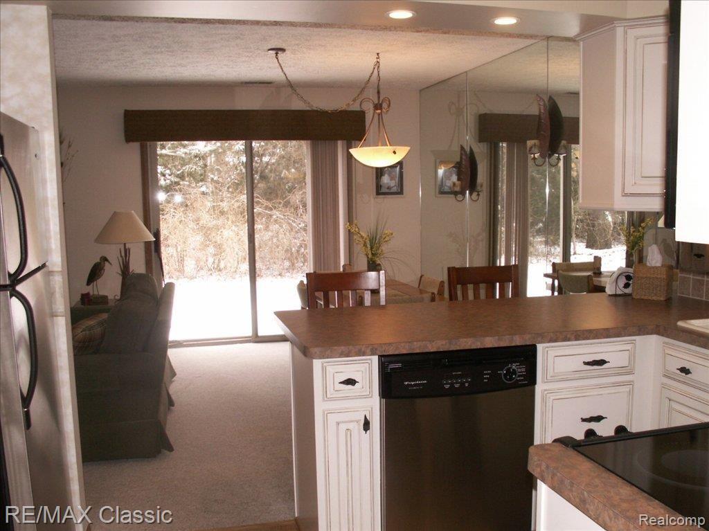 145 Woodstone Road Waterford, MI 48327 - Photo 6 of 11 Snack Bar & Dining Area
