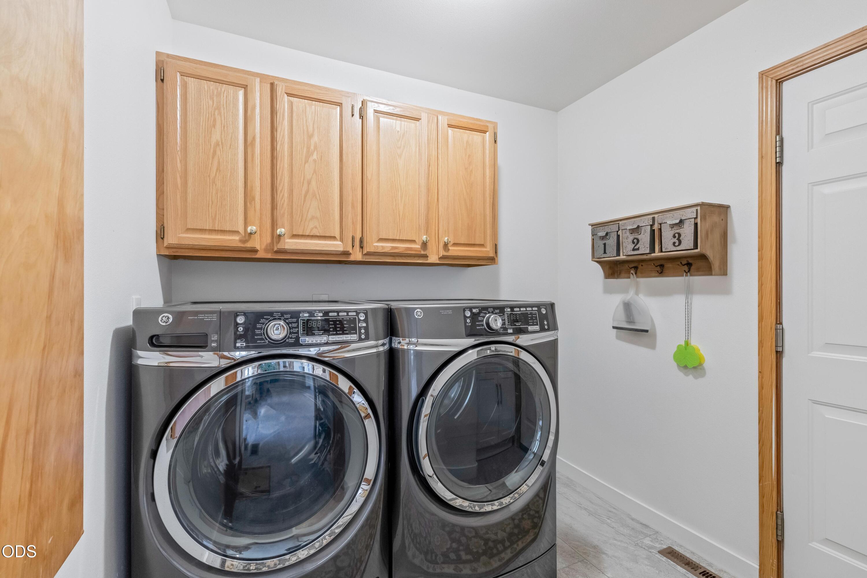13753 South Sego Lily Road Powell Butte, OR 97753 - Photo 19 of 46 a utility room with dryer and washer