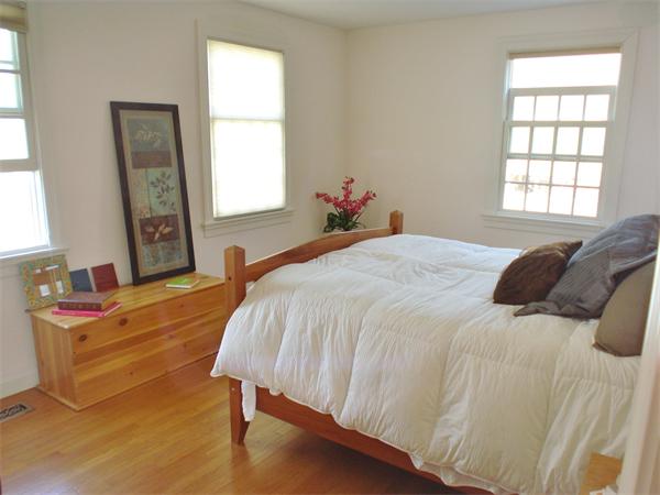 88 Jericho Road, Unit 88 Weston, MA 02493 - Photo 6 of 8 a bed sitting in a bedroom next to a window