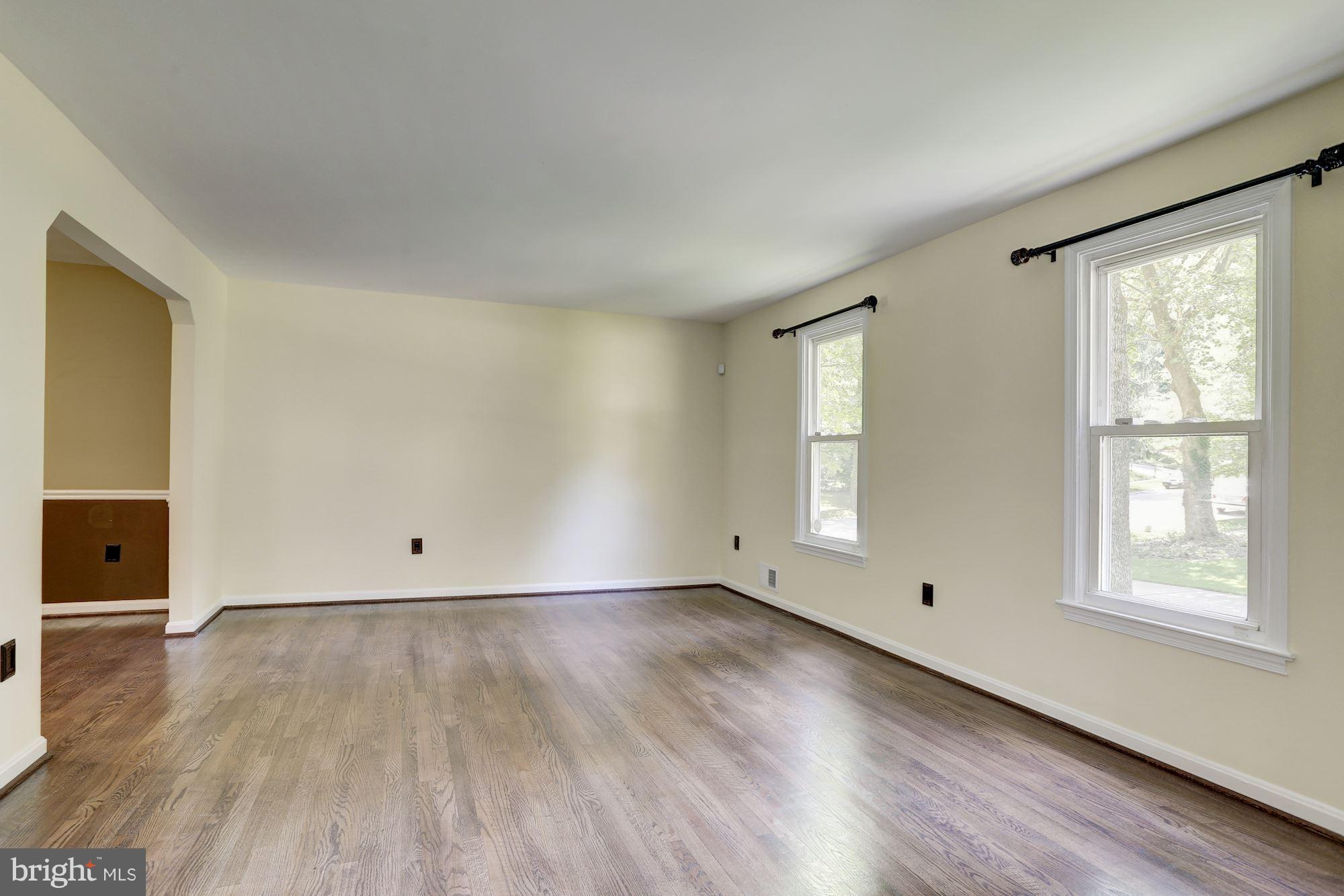 5184 Eliots Oak Road Columbia, MD 21044 - Photo 2 of 30 Living Room