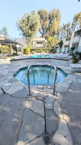 a view of entryway with yard