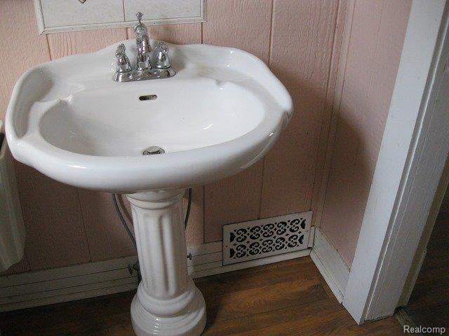 31 Stapleton Street Mount Clemens, MI 48043 - Photo 16 of 23 264-040503 Bathroom 2.JPG