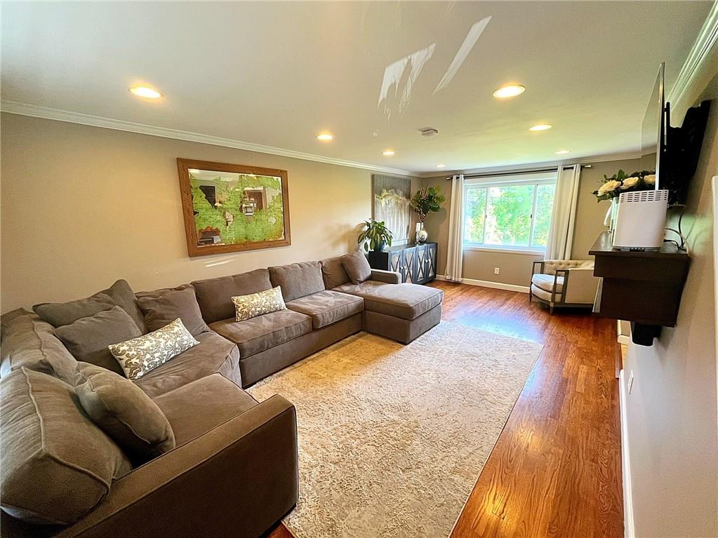 305 Orchard Spring Road Pittsburgh, PA 15220 - Photo 4 of 25 Gallery Image 4