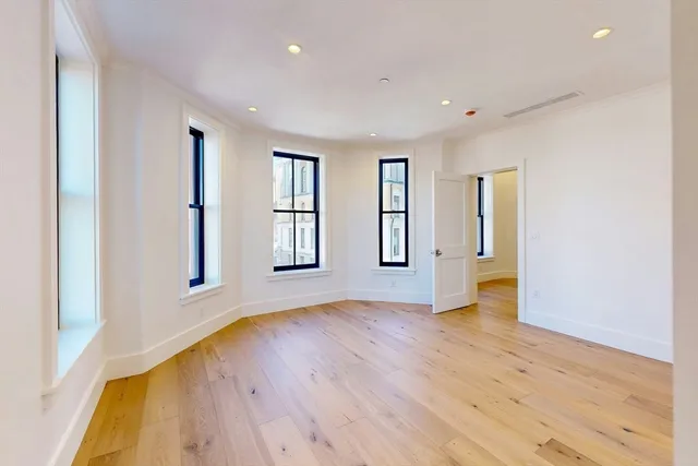 a view of entryway with a front door