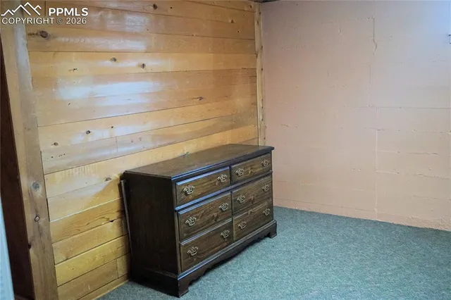 a view of a yard with a house