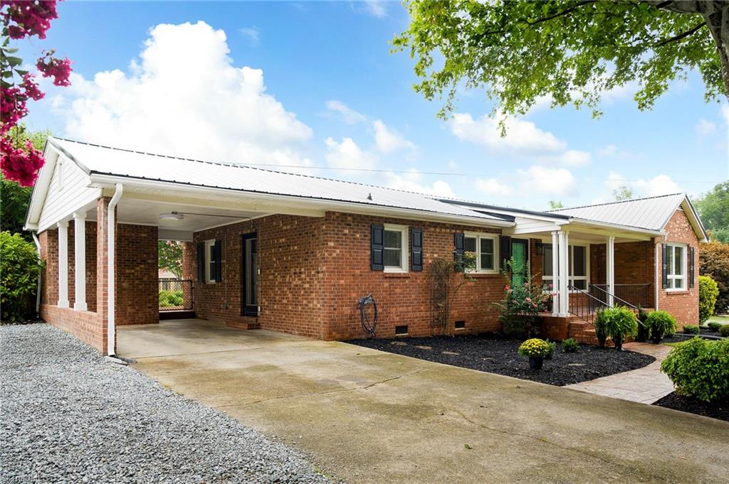 211 Rowe Road Lexington, NC 27295 - Photo 2 of 32