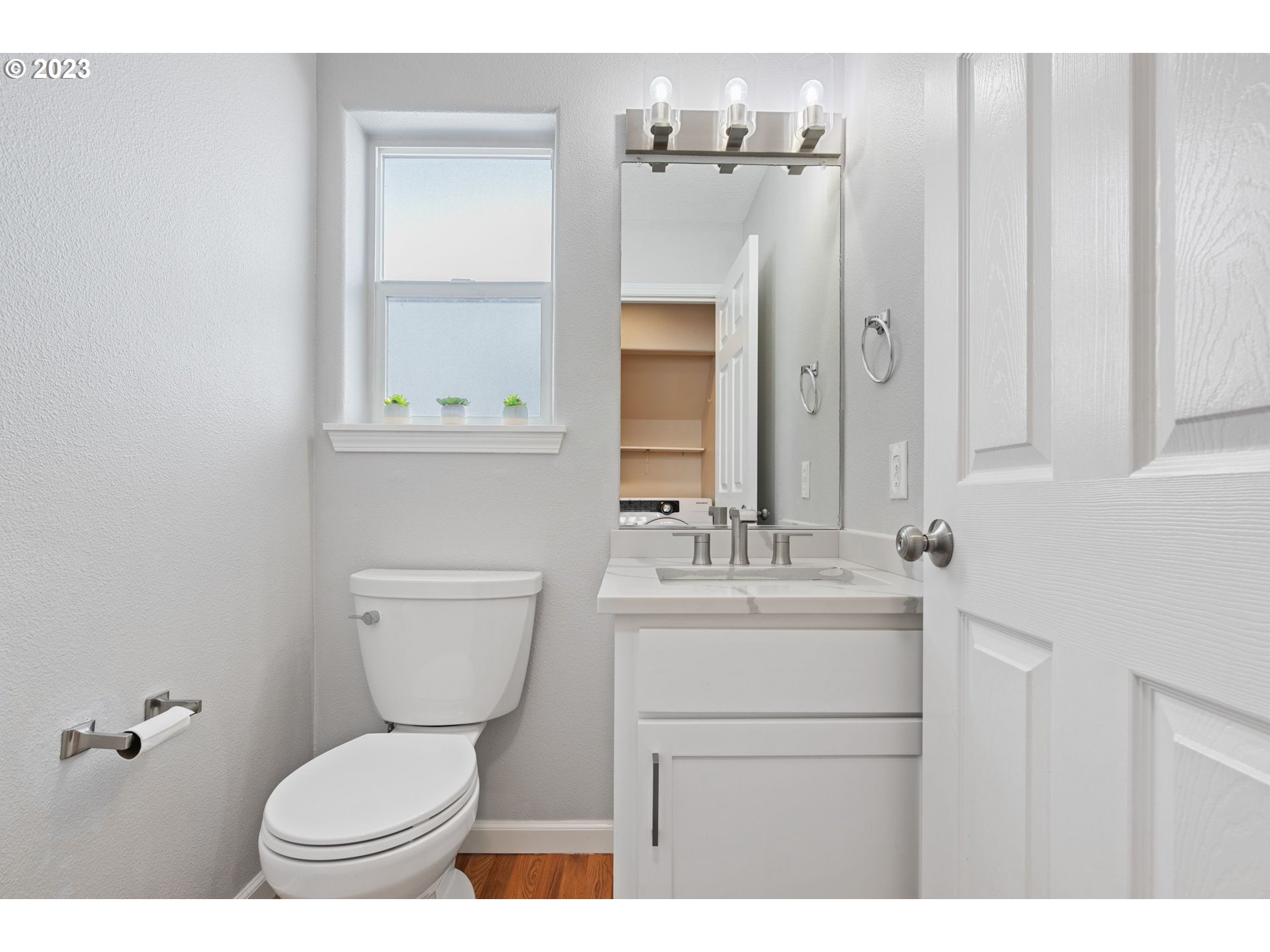 1648 Northeast Barnes Lane Gresham, OR 97030 - Photo 16 of 41 Bathroom