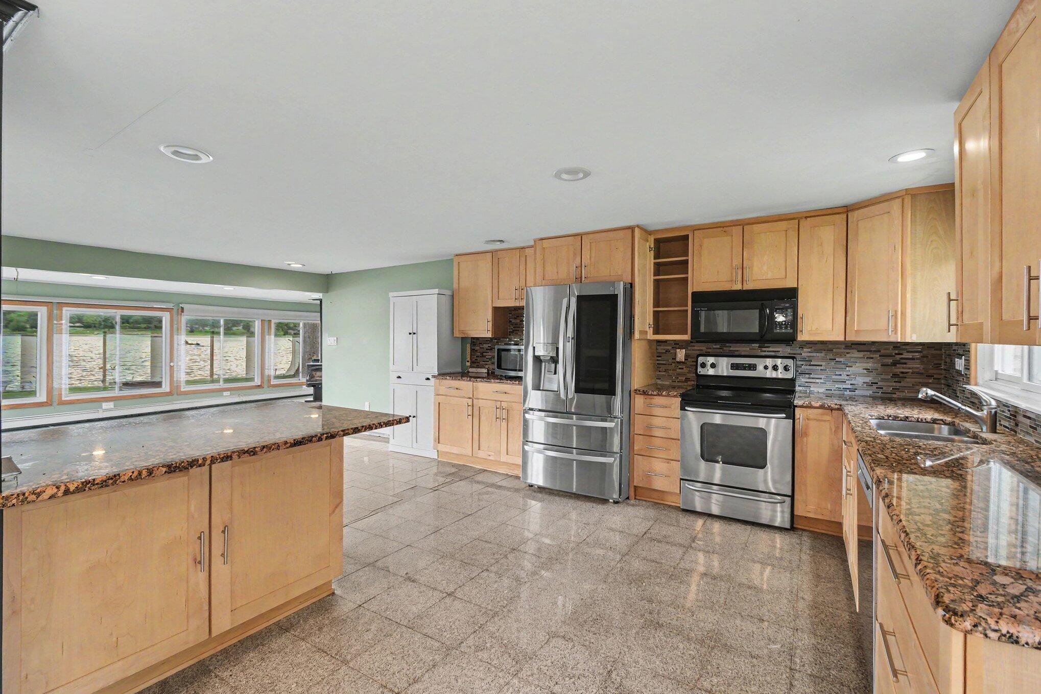 5131 Elizabeth Lake Road Waterford, MI 48327 - Photo 6 of 16 006_file_2332