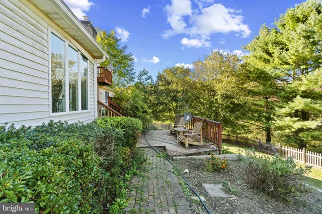 a view of yard with green space