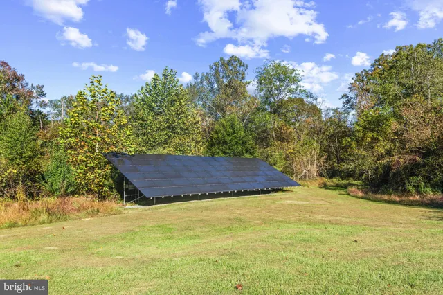 a picture of a wall with a white and white photo