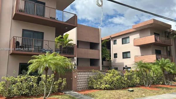 $1,700 | 690 Northeast 123rd Street, Unit 208, North Miami, FL 33161