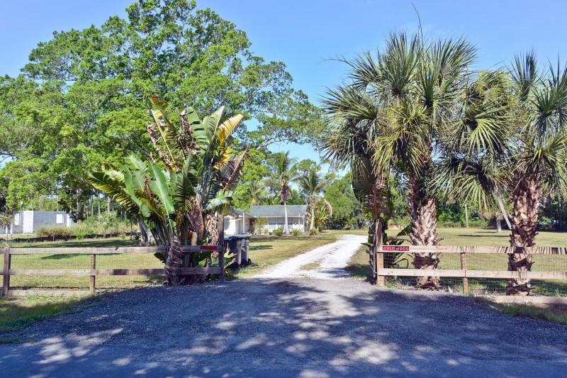 883 West Rambling Drive Wellington, FL 33414 - Photo 2 of 49 01