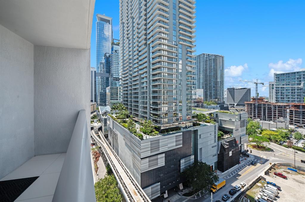 31 Southeast 6th Street, Unit 2002 Miami, FL 33131 - Photo 23 of 24