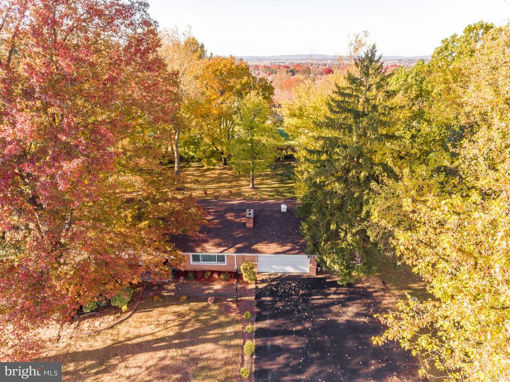 137 Owl Hill Road Lititz, PA 17543 - Photo 4 of 30