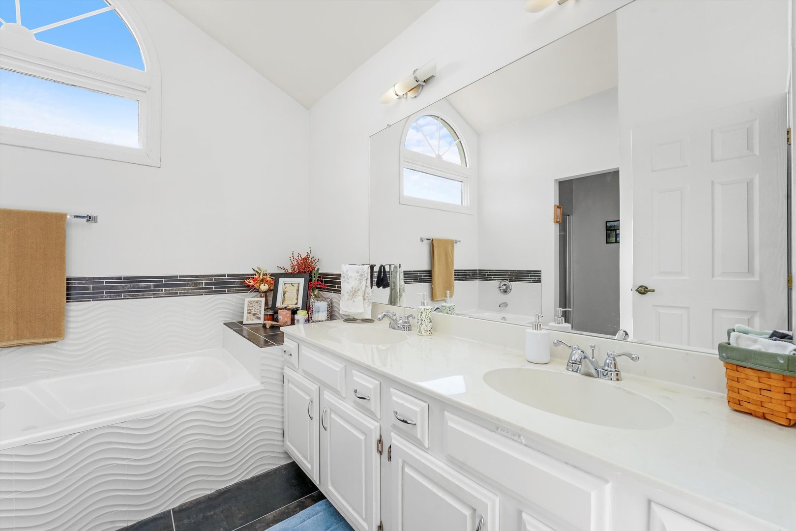 14501 Golf Road Orland Park, IL 60462 - Photo 25 of 53 a bathroom with double vanity and a mirror