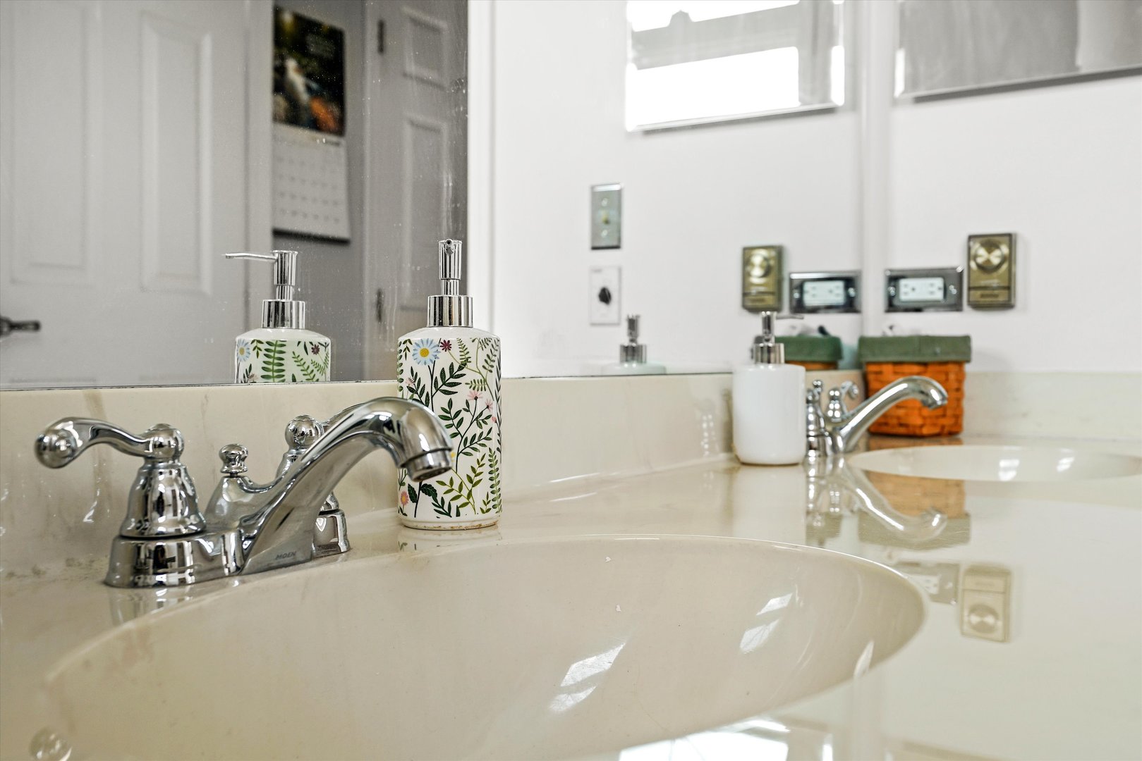 14501 Golf Road Orland Park, IL 60462 - Photo 35 of 53 a bathroom with a tub sink and mirror