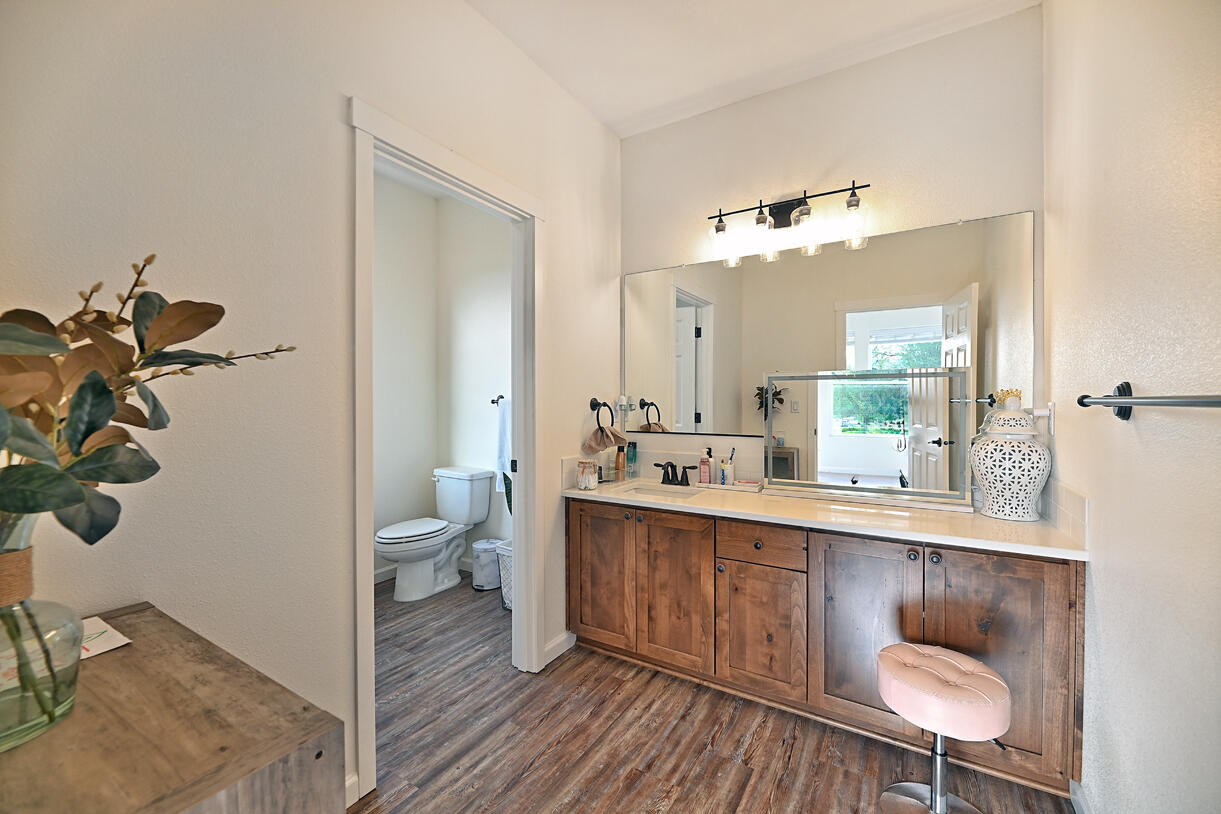 804 South Valley View Road Ashland, OR 97520 - Photo 17 of 32 Bathroom 2