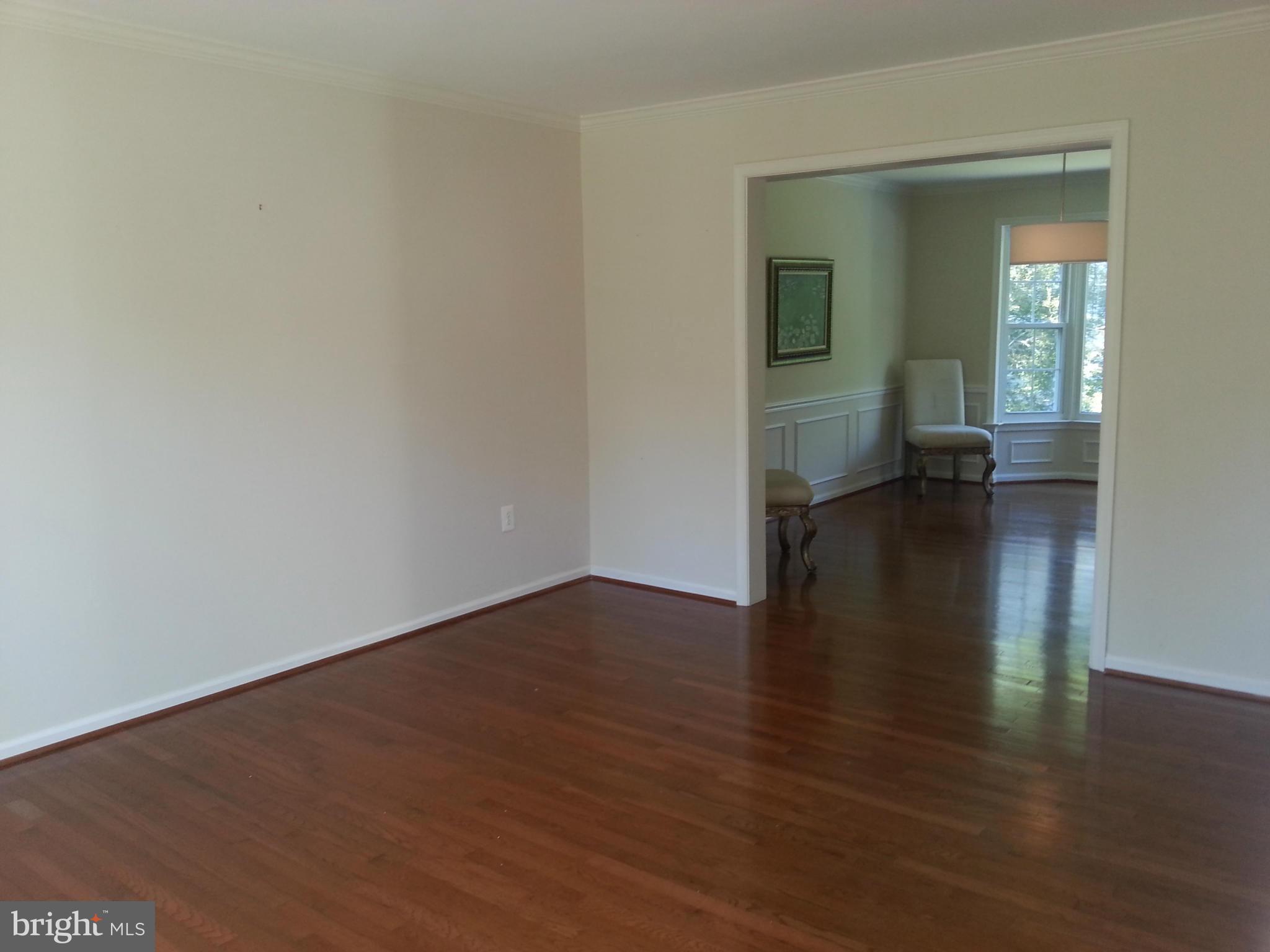 6818 Compton Heights Circle Clifton, VA 20124 - Photo 9 of 26 Living Room