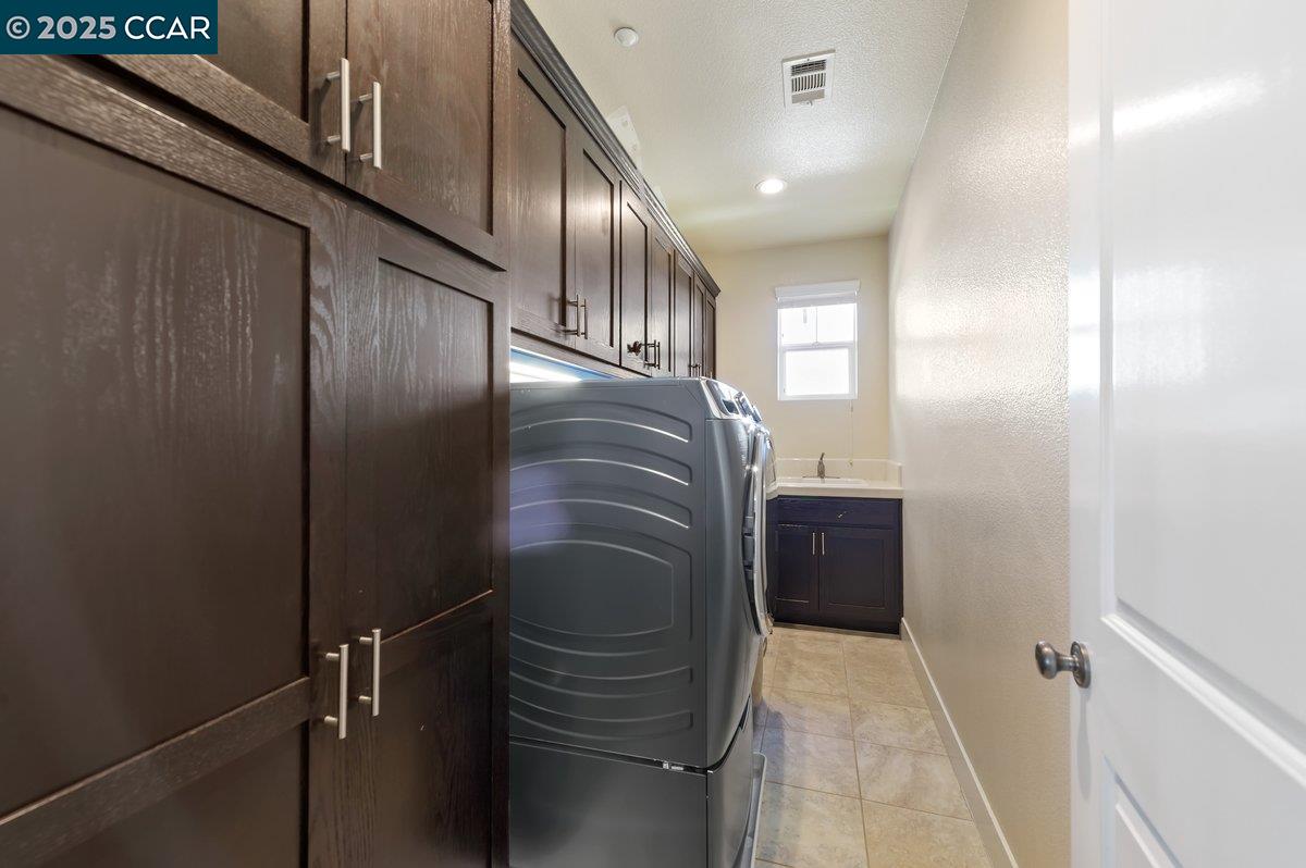 5656 Stockton Loop Livermore, CA 94550 - Photo 30 of 37 a locker room