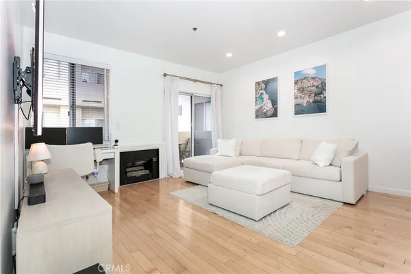 $349,999 | 19350 Sherman Way, Unit 124, Reseda, CA 91335