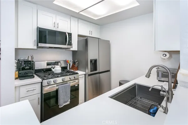 $349,999 | 19350 Sherman Way, Unit 124, Reseda, CA 91335