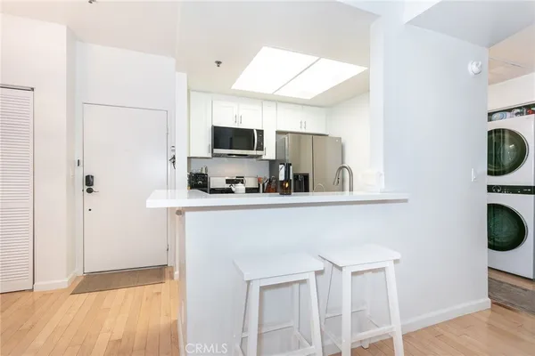 $349,999 | 19350 Sherman Way, Unit 124, Reseda, CA 91335