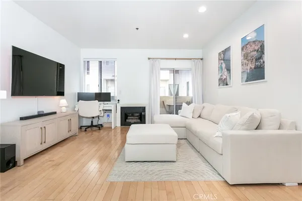 $349,999 | 19350 Sherman Way, Unit 124, Reseda, CA 91335