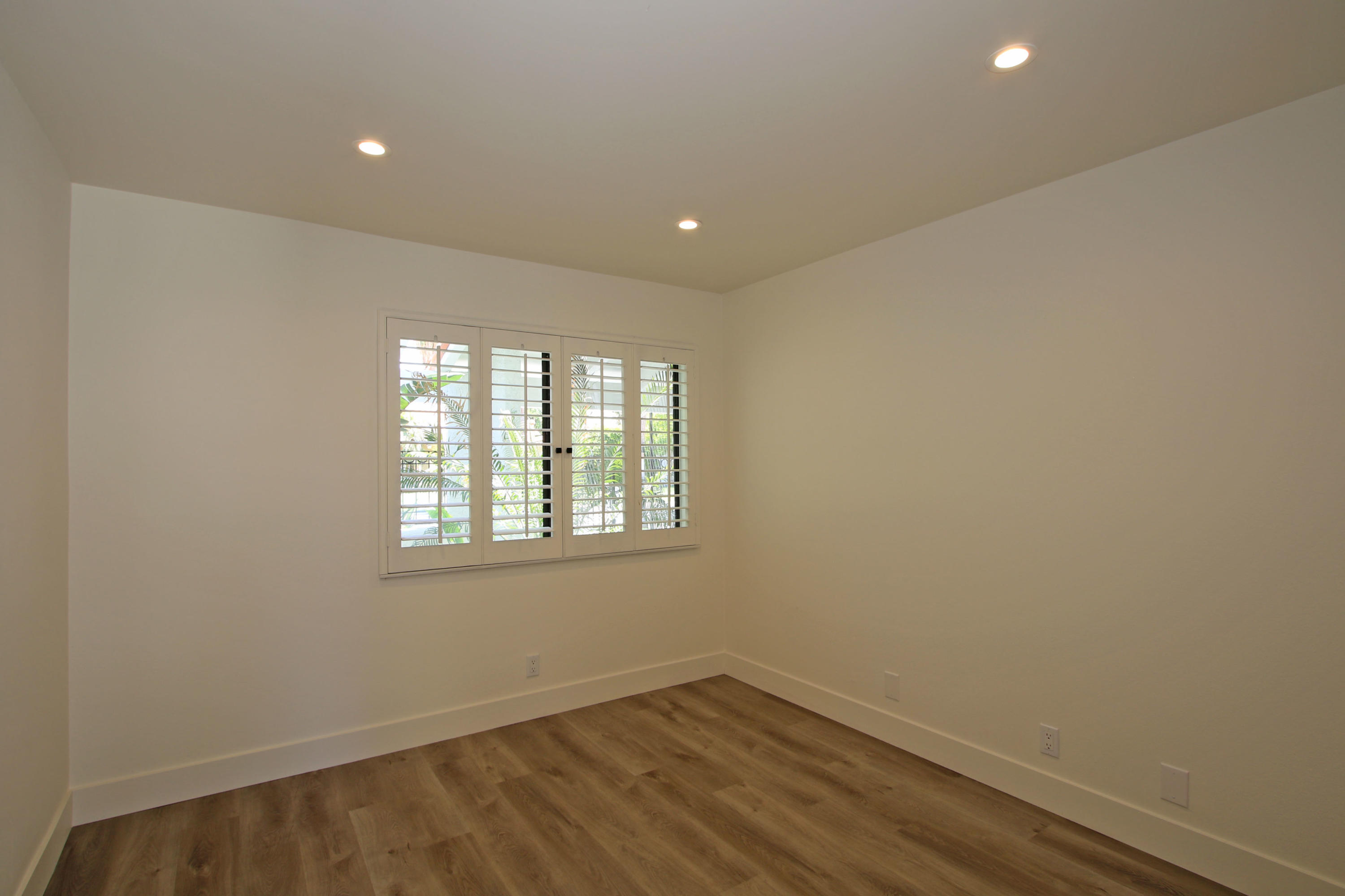 87 Magdalena Drive Rancho Mirage, CA 92270 - Photo 38 of 64 an empty room with a window