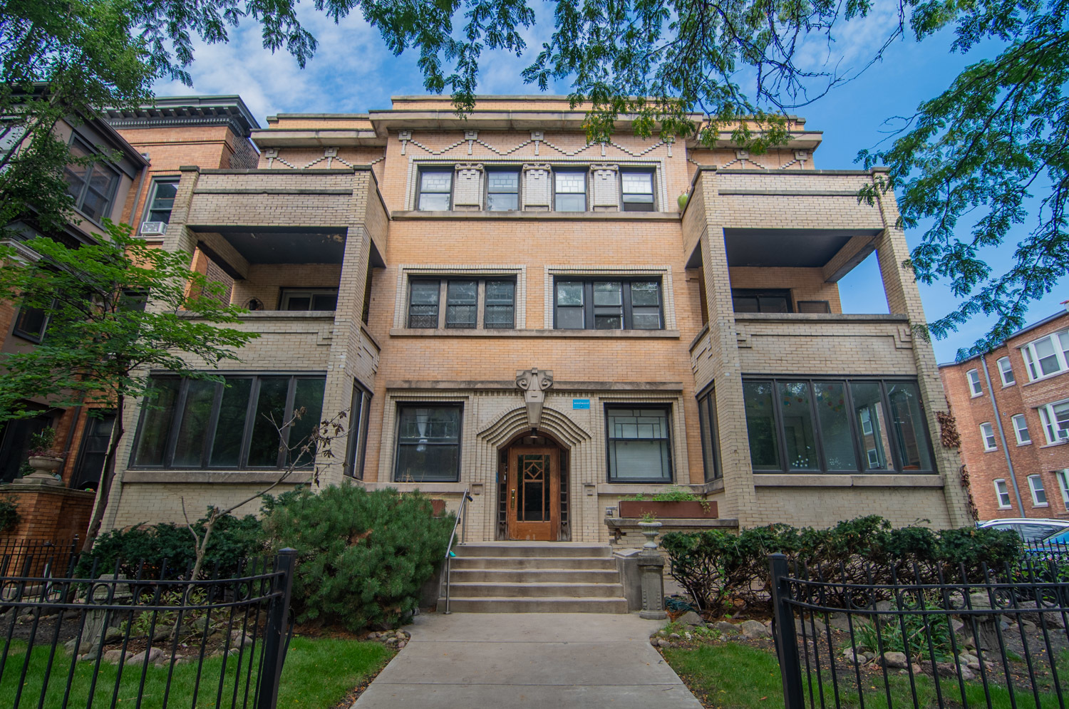 844 West Lakeside Place, Unit 1W Chicago, IL 60640 - Photo 1 of 14 a front view of a house with a garden