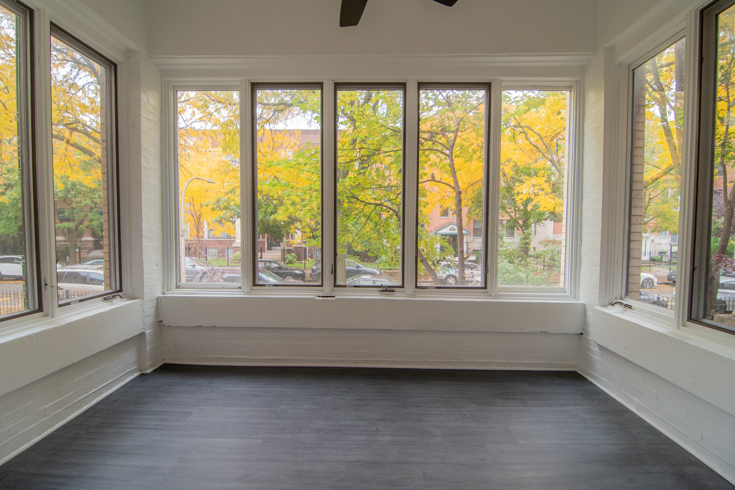 844 West Lakeside Place, Unit 1W Chicago, IL 60640 - Photo 10 of 14 a view of an empty room with large windows