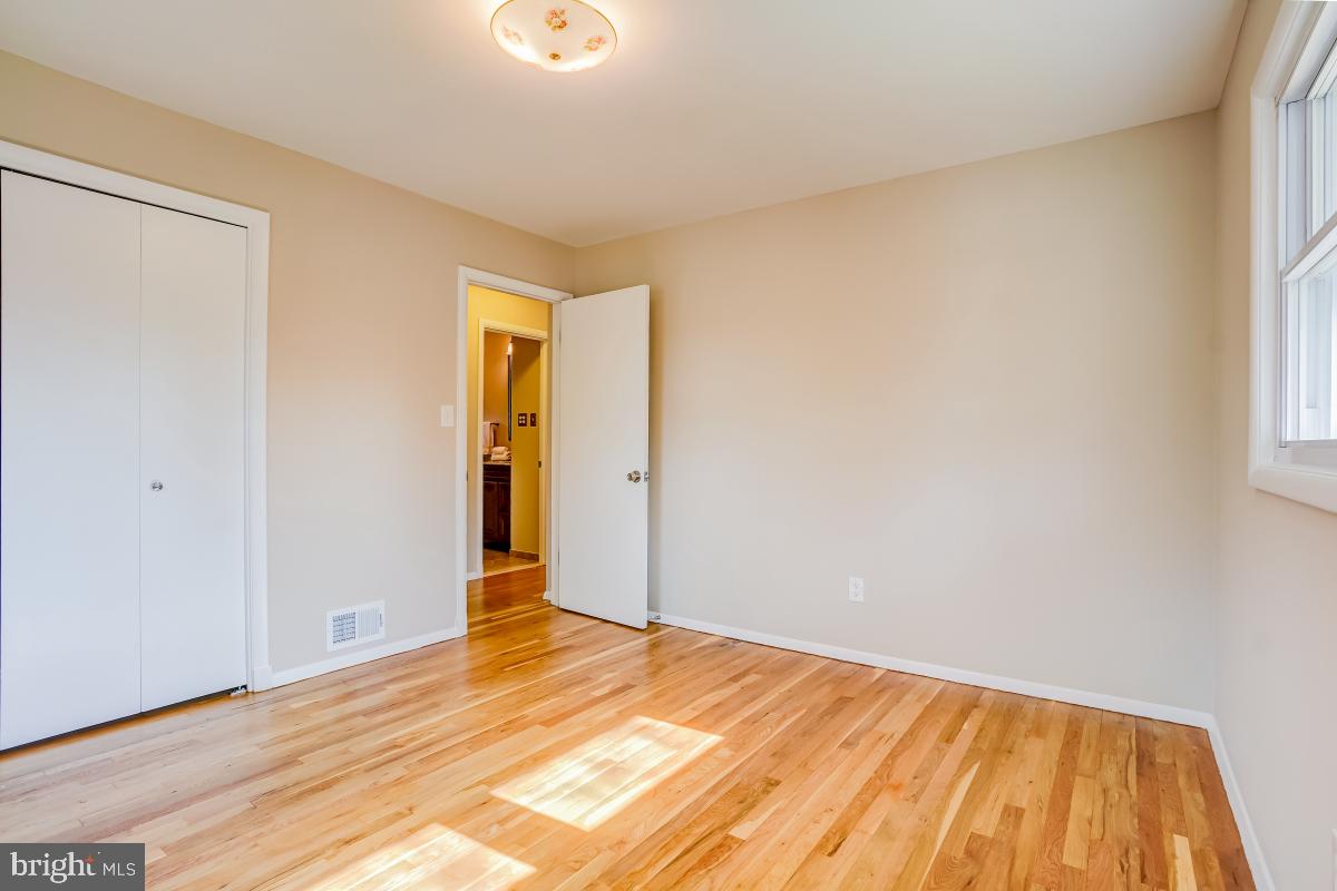 409 Mercer Road Rockville, MD 20852 - Photo 16 of 36 Sunny and Spacious