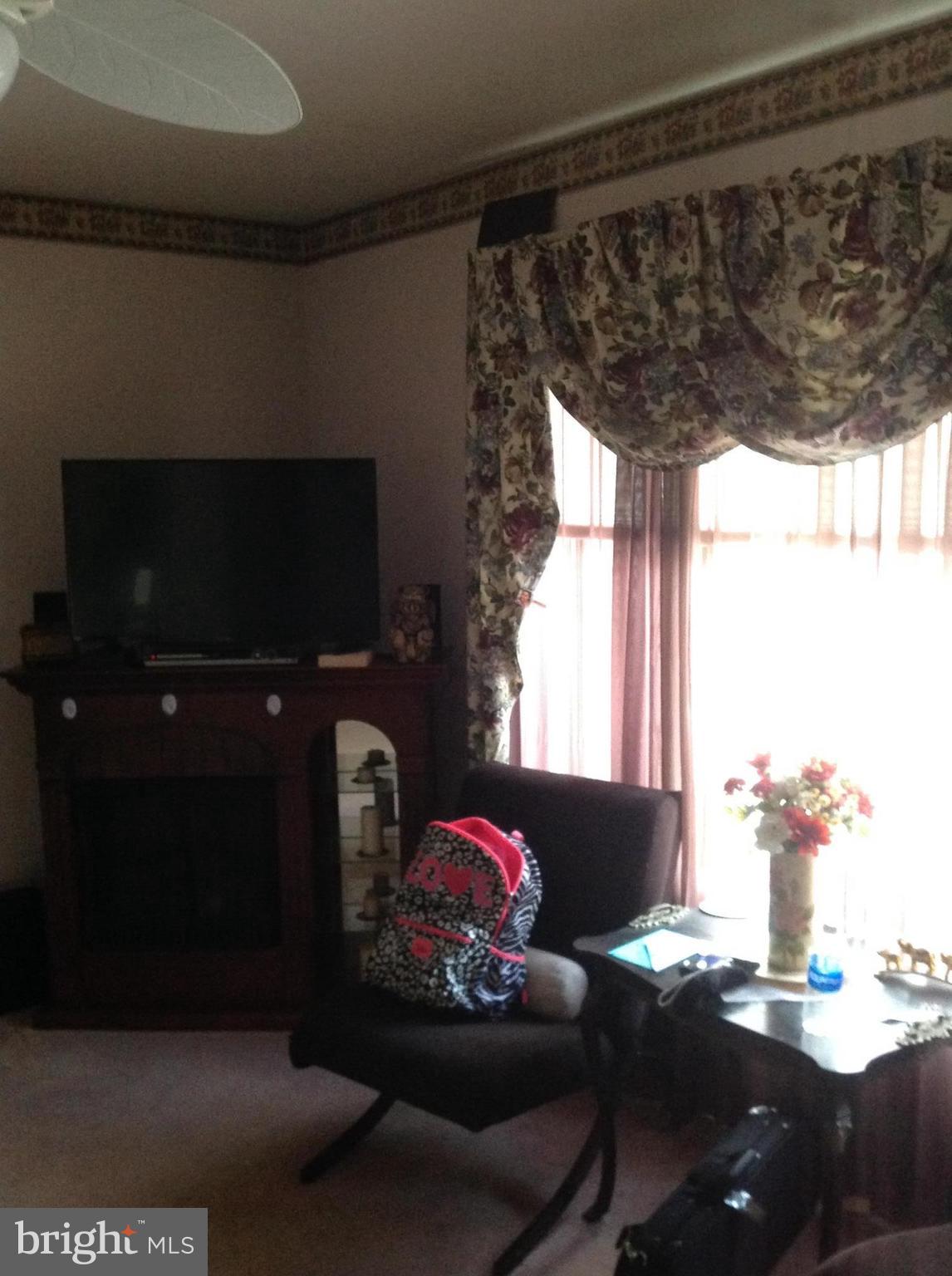 9070 Centerway Road Gaithersburg, MD 20879 - Photo 4 of 15 Living Room