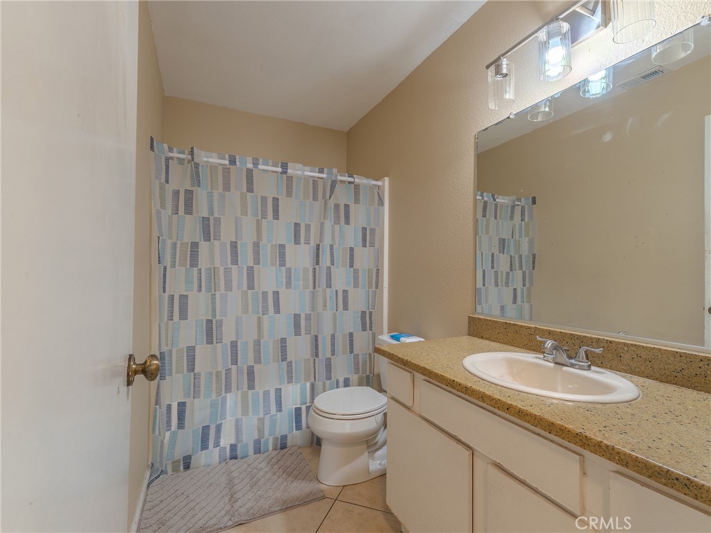 1302 Via Vista Riverside, CA 92506 - Photo 12 of 29 Full Downstairs Bath