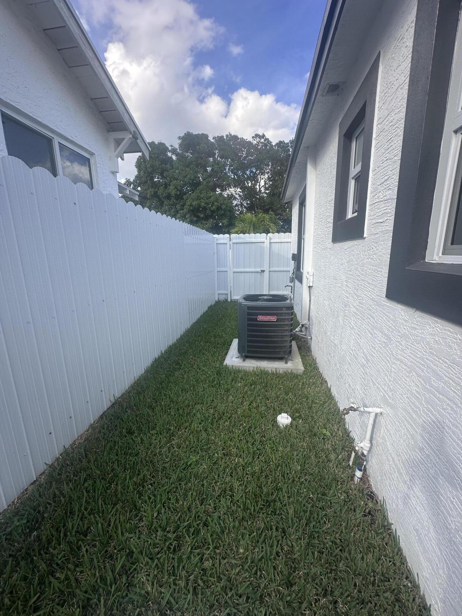 1016 State Street, Unit 12 West Palm Beach, FL 33407 - Photo 13 of 13 a backyard of a house with lots of green space