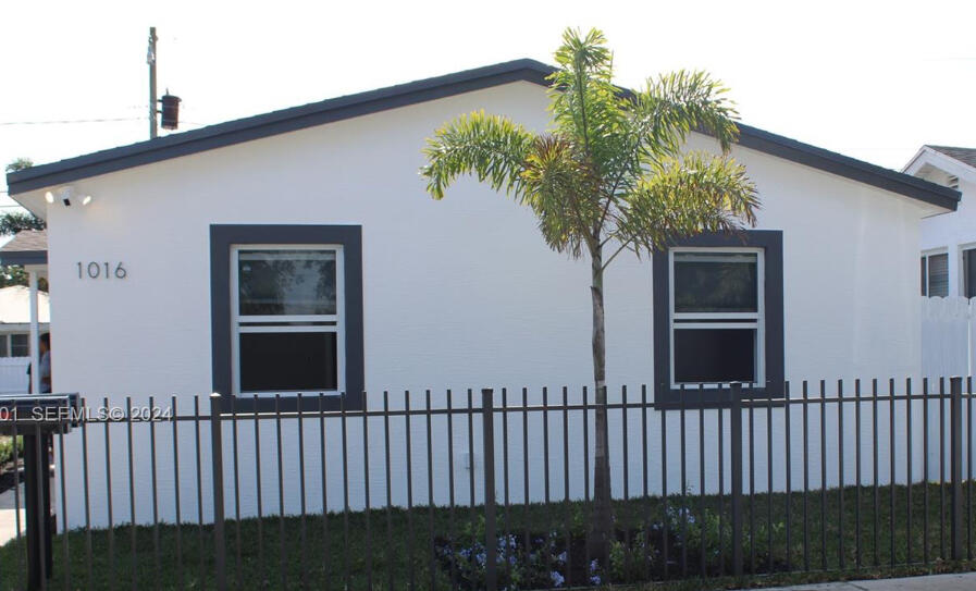 1016 State Street, Unit 12 West Palm Beach, FL 33407 - Photo 10 of 13 a porch with a seating space