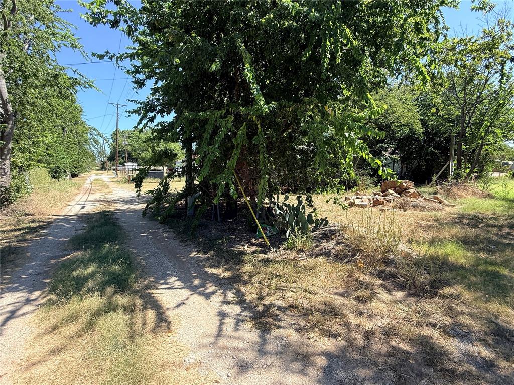 824 Indiana Street Graham, TX 76450 - Photo 11 of 16 Gravel driveway