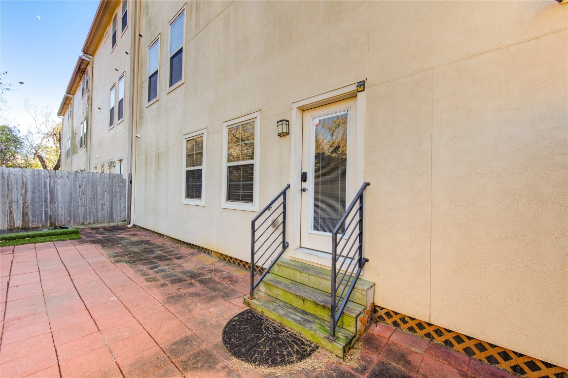 5226 Kiam Street, Unit 1015 Houston, TX 77007 - Photo 5 of 49 a view of an entryway with seating space