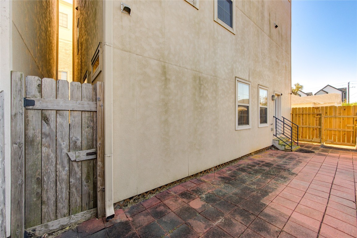 5226 Kiam Street, Unit 1015 Houston, TX 77007 - Photo 6 of 49 a view of an empty room with a window